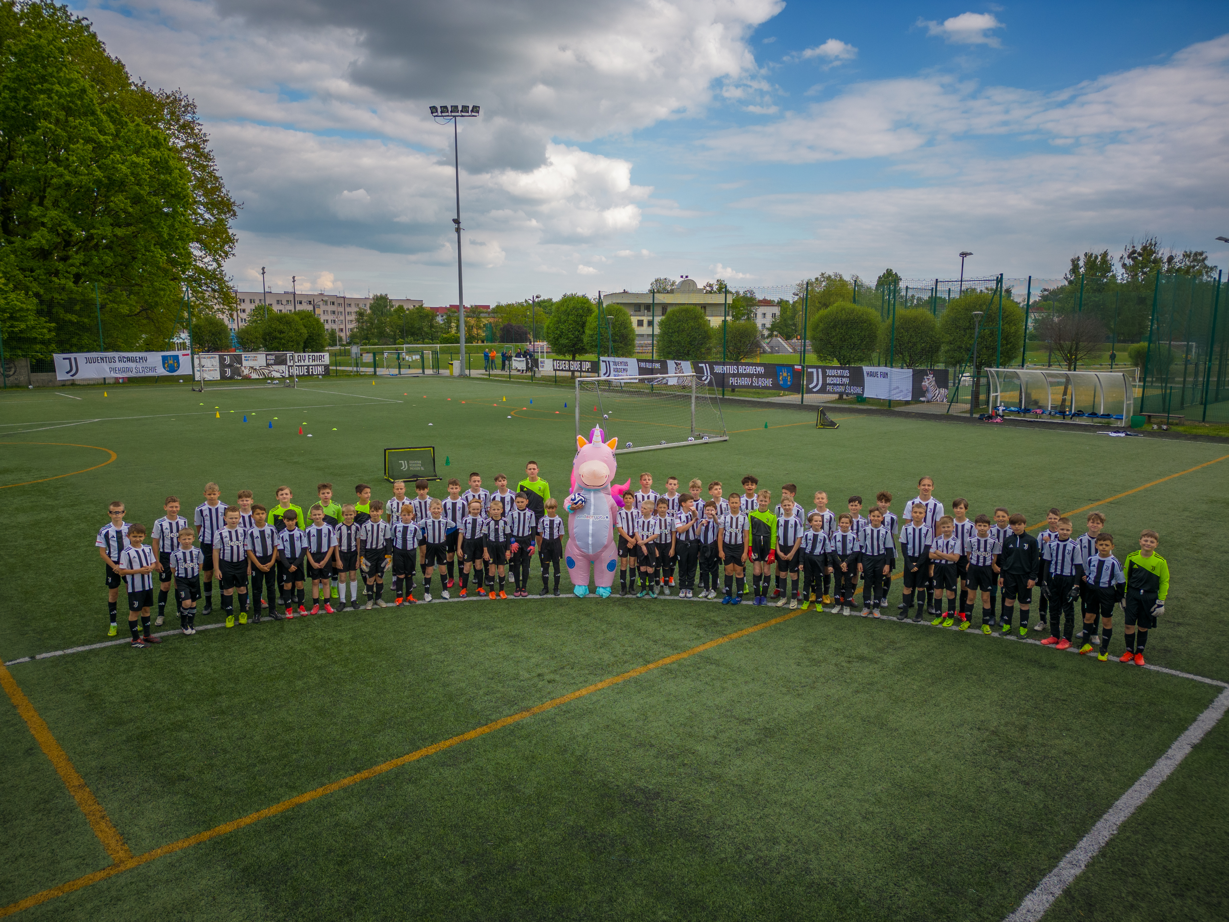 Football team on the field with mascot zondacrypto
